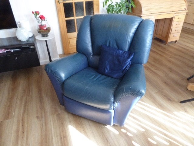 Blauwe leren relaxfauteuil met uitschuifbare voetensteun, Ophalen, Gebruikt, Kunststof, 100 tot 125 cm
