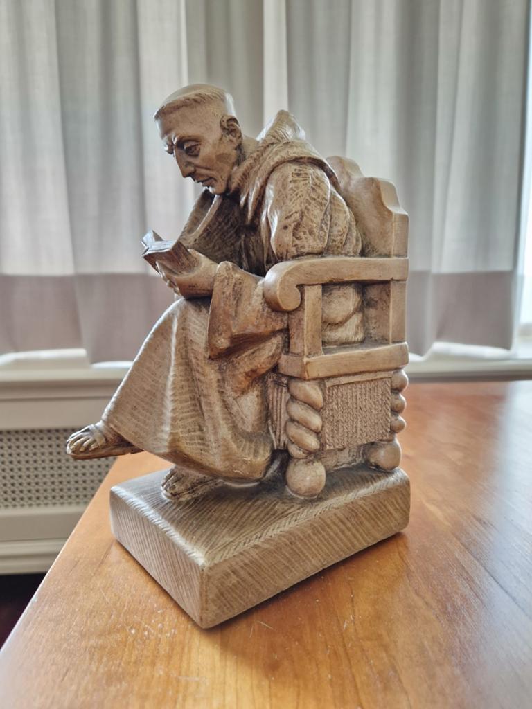Boekensteun: Monnik lezend in stoel, Ophalen of Verzenden, 20 - 50 cm, Beeld, Bruin