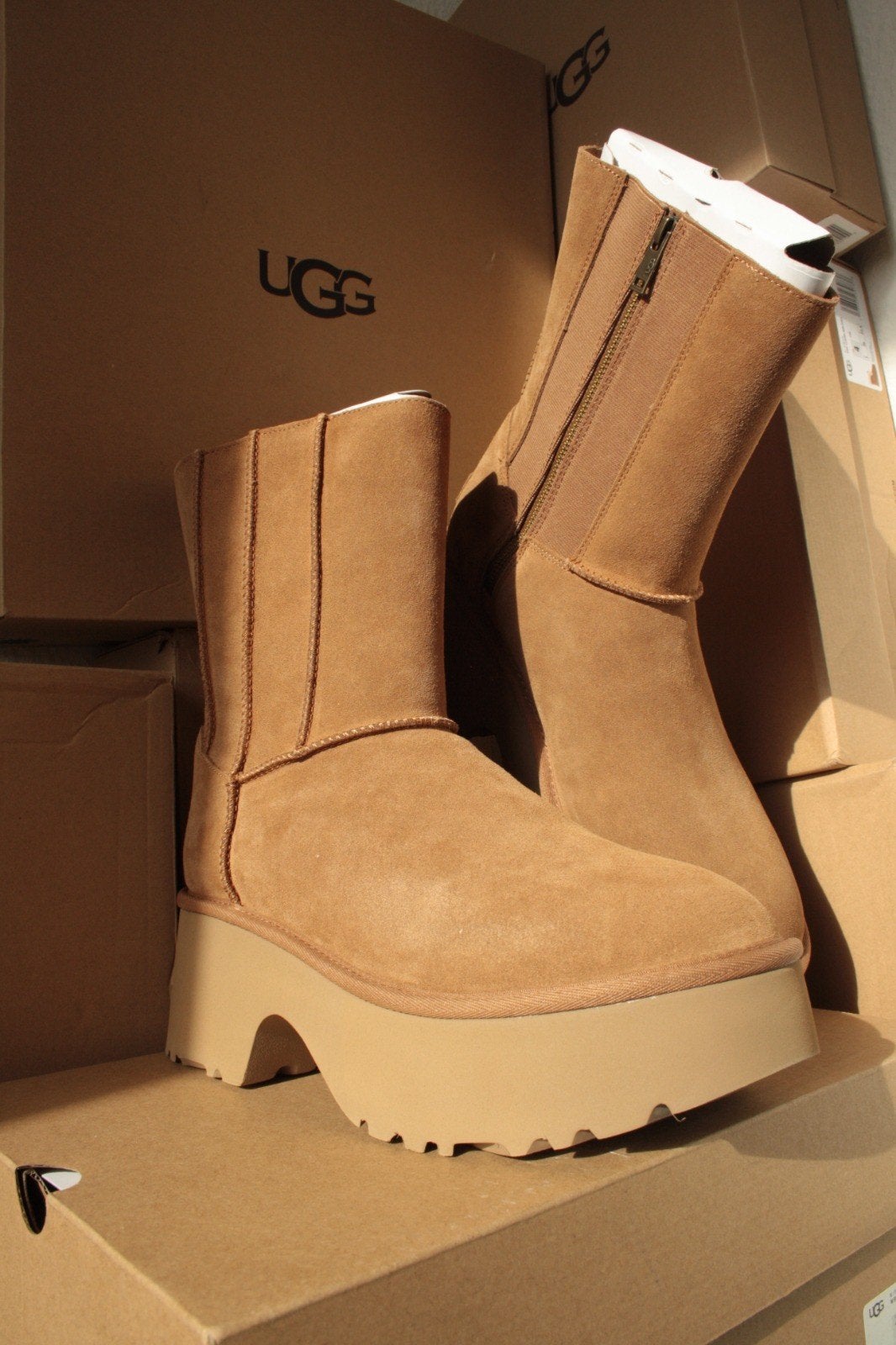 UGG Classic Twin Seam New Heights size 42, Ophalen, Nieuw, Bruin