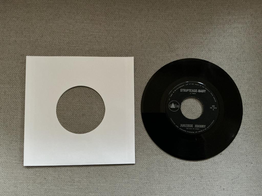 Jukebox Johnny single vinyl. Striptease- baby. PIRAAT., Ophalen of Verzenden, Gebruikt, Overige formaten, Levenslied of Smartlap