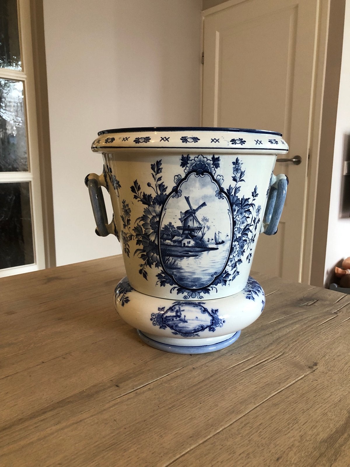 Delfts blauwe bloempot met schotel - Molenlandschap, Ophalen of Verzenden