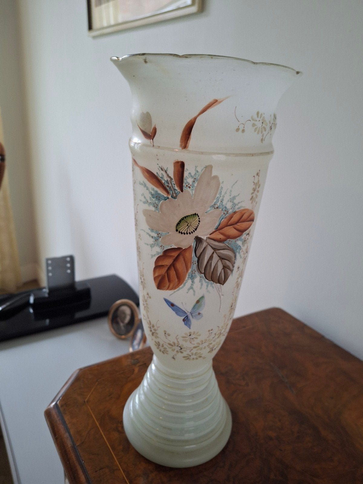 Antieke glazen vaas met handgeschilderde bloemen en vlinder, Antiek en Kunst, Ophalen