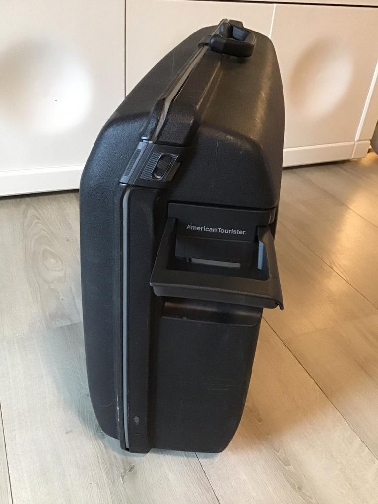 Groye zwarte American Tourister koffer met cijferslot/wielen, Sieraden, Tassen en Uiterlijk, Koffers, Wieltjes, Hard kunststof
