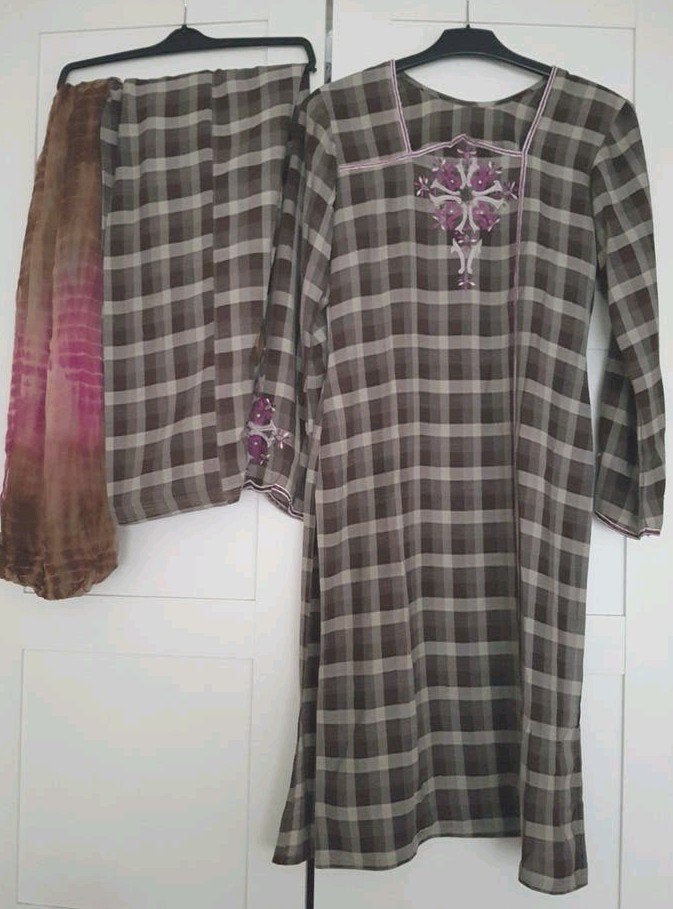 Geruite bruin indiase shalwar kameez borduursel maat S, Bruin, Ophalen of Verzenden, Maat 36 (S), Onder de knie