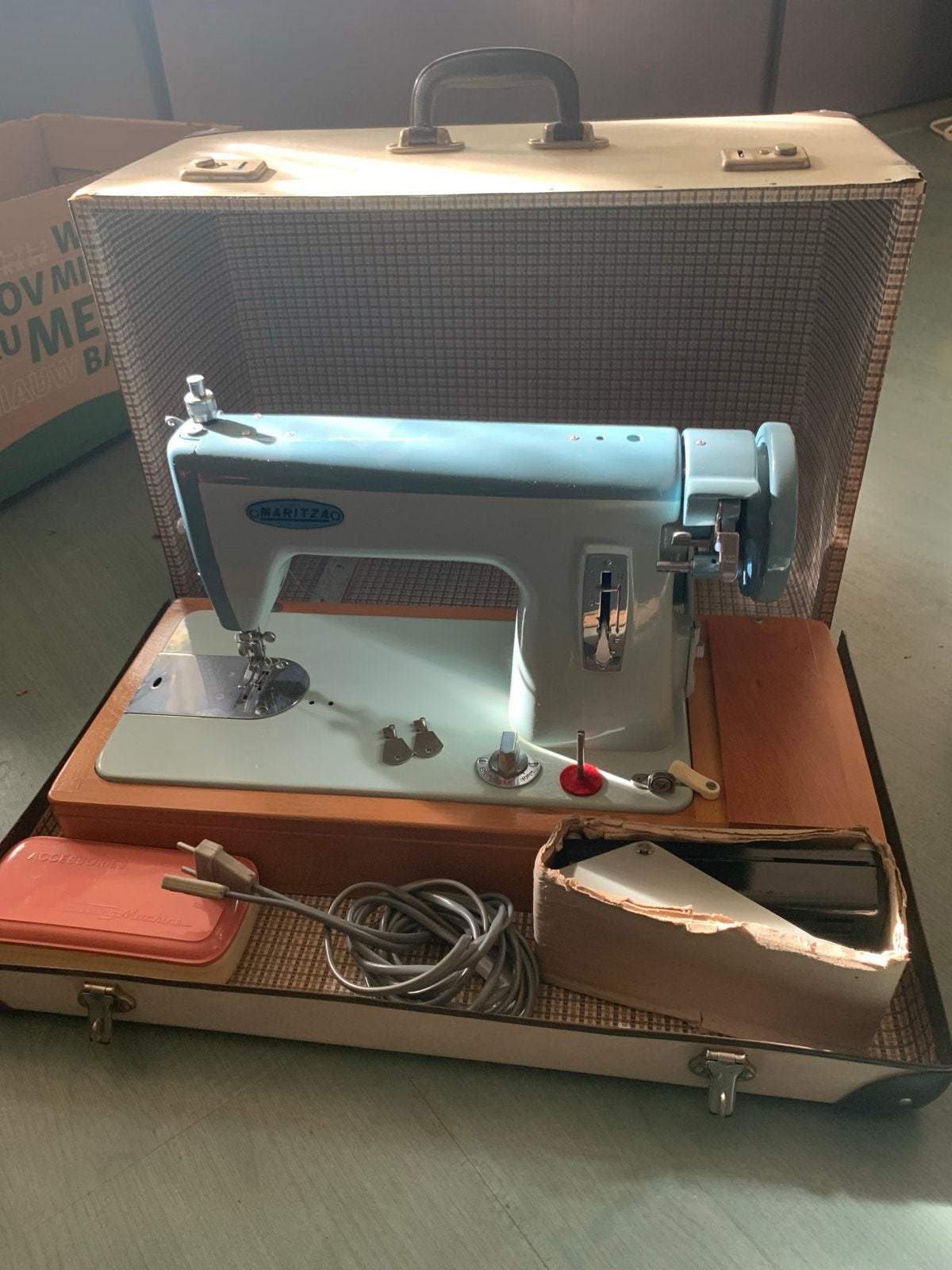 Vintage Italiaanse Naaimachine met Elektrisch Voetpedaal, Ophalen, Gebruikt, Naaimachine, Overige merken