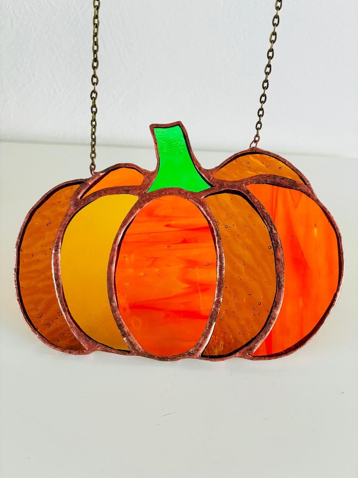 Halloween, Pompoen, Handgemaakte raam- of wandhanger, Huis en Inrichting, Ophalen of Verzenden, Nieuw, Geel, Glas