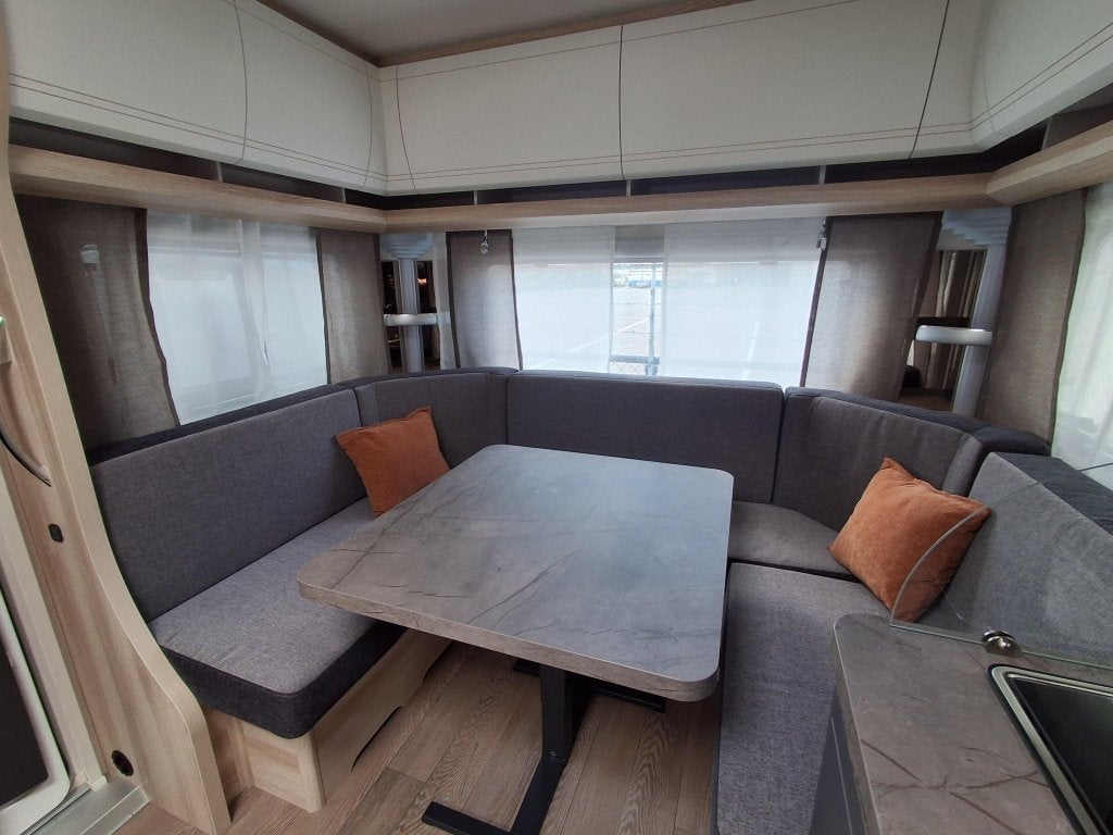 Hobby De Luxe 460 UFE MODEL 2027, Caravans en Kamperen, Serviceluik, Rondzit, Hobby, Bedrijf