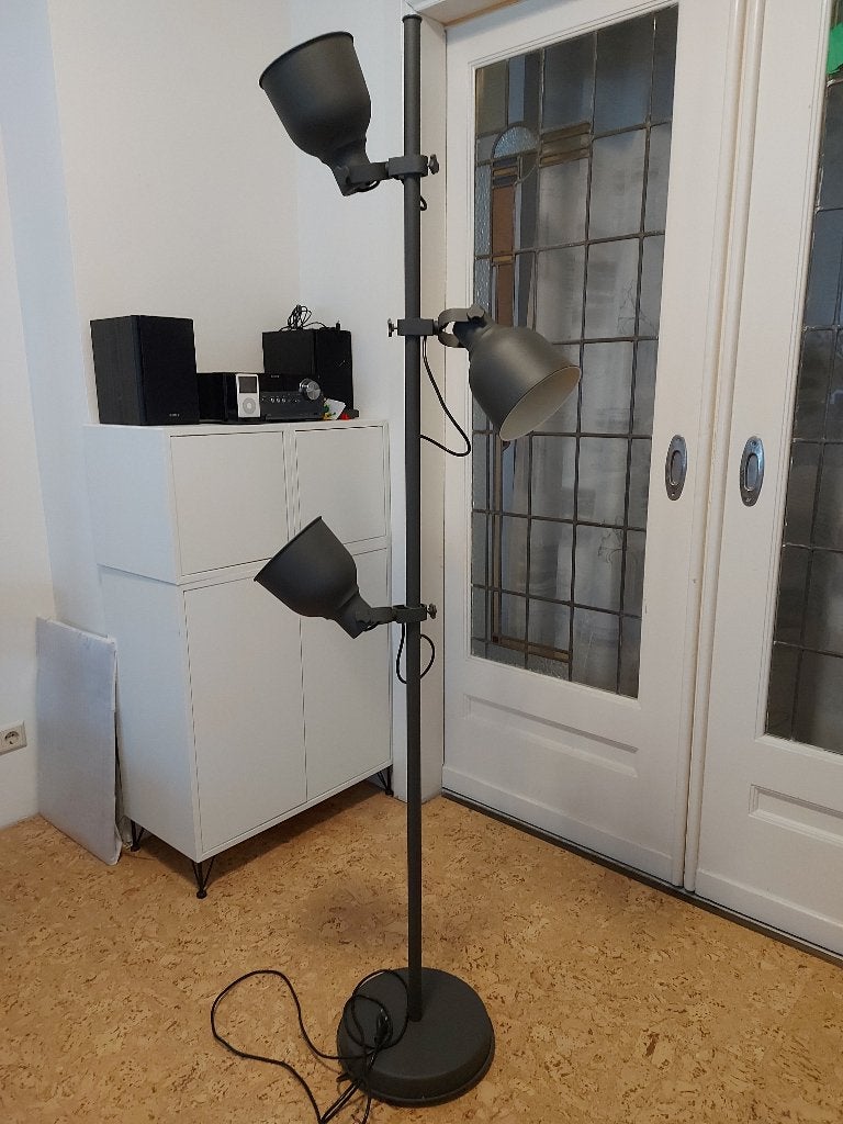 IKEA HEKTAR vloerlamp met 3 verstelbare spots – grijs, Ophalen, Zo goed als nieuw, 150 tot 200 cm