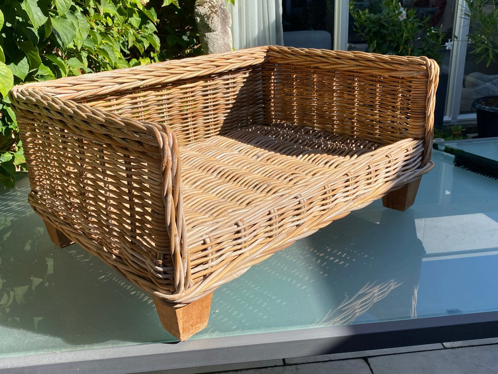 Rieten hondenbed op pootjes, Dieren en Toebehoren, Ophalen, Gebruikt, Riet