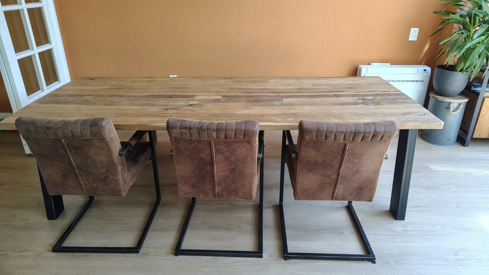 Robuuste eettafel van massief hout met metalen poten, Huis en Inrichting, Tafels | Eettafels, Overige houtsoorten, Gebruikt, Industrieel, robuust