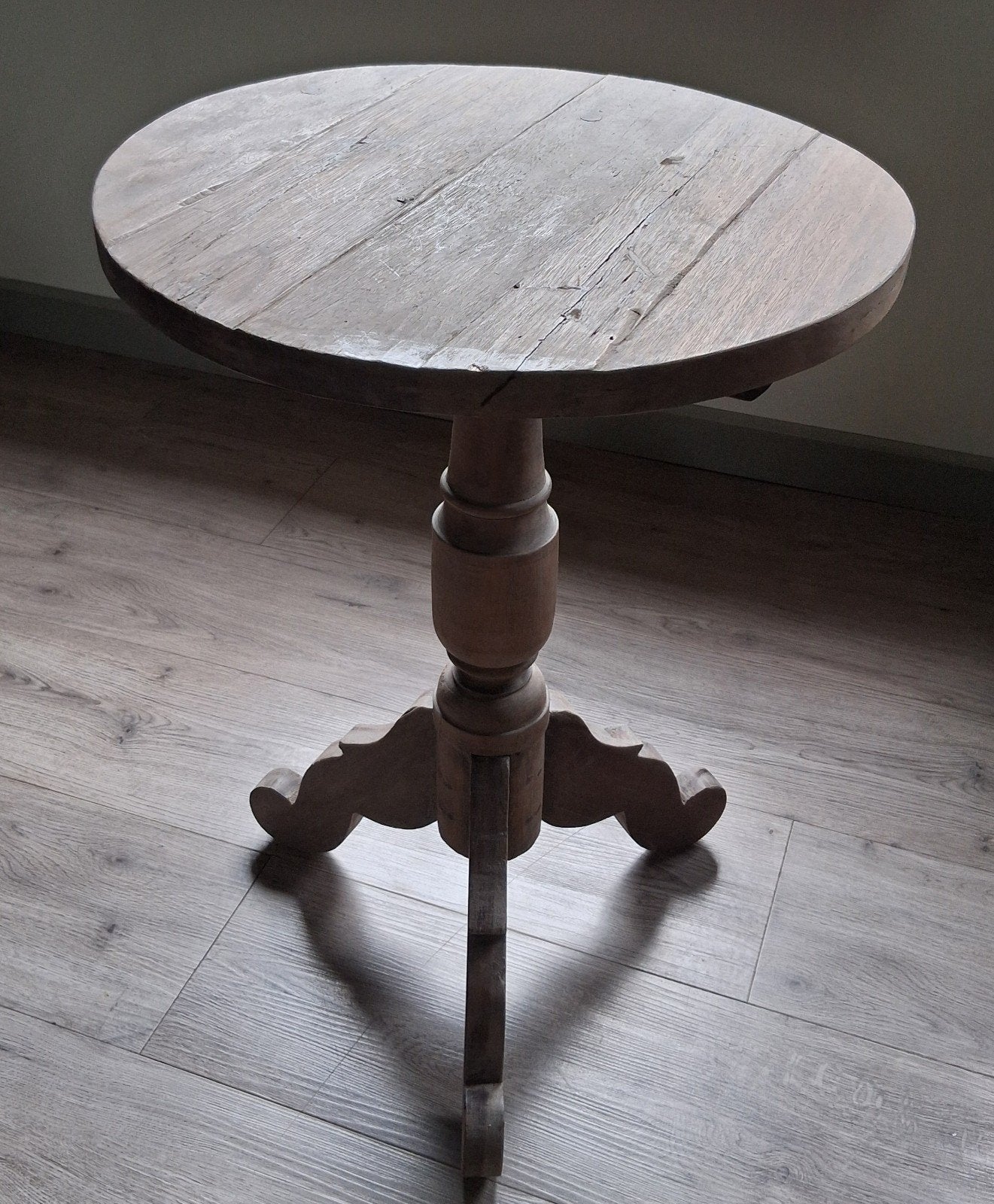 Mooie sidetable, ronde vergrijsde tafel, stoere accessoires, Ophalen of Verzenden, Zo goed als nieuw