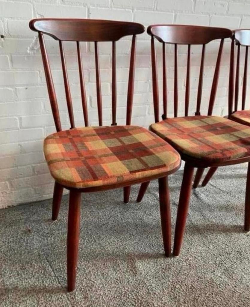 Stoel vier Pastoe rood bruine spijlen stoelen jaren 60., Ophalen of Verzenden, Zo goed als nieuw