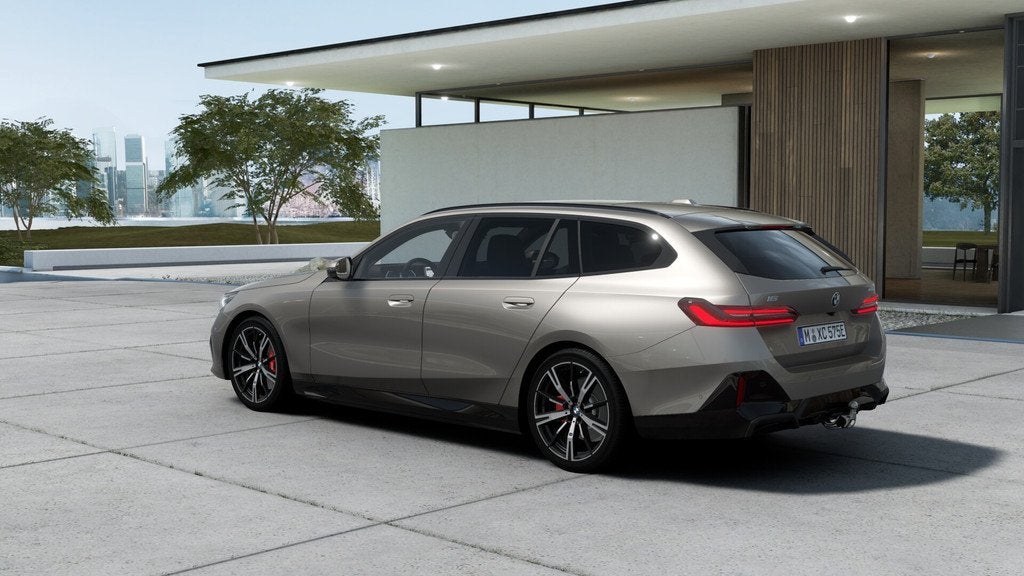 BMW i5 Touring eDrive40 M Sport / Panoramadak / Trekhaak / A, Auto's, BMW, Automaat, Achterwielaandrijving, Nieuw, 2155 kg
