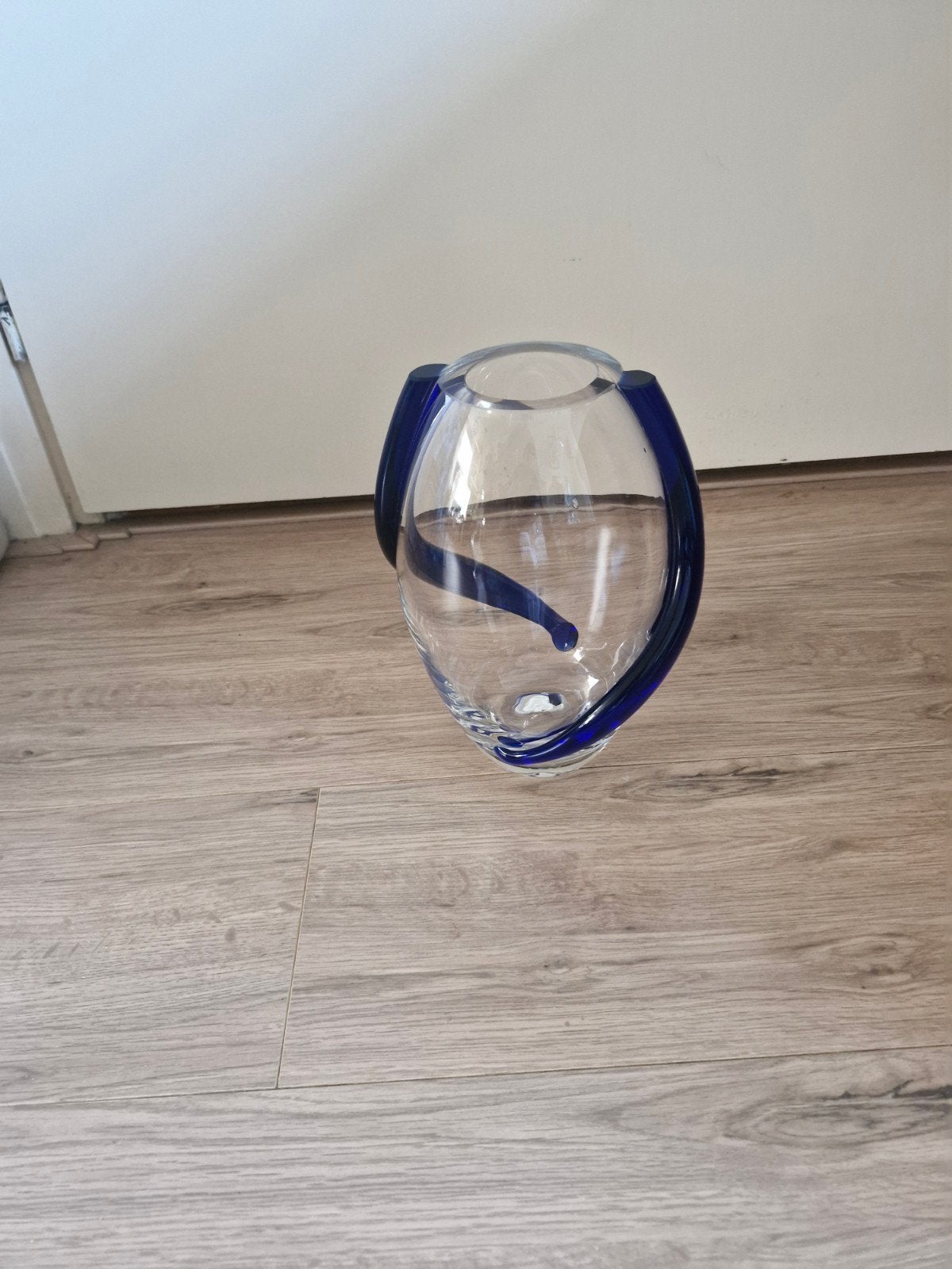 De vaas is vervaardigd uit een kristalheldere kleur,, Ophalen of Verzenden