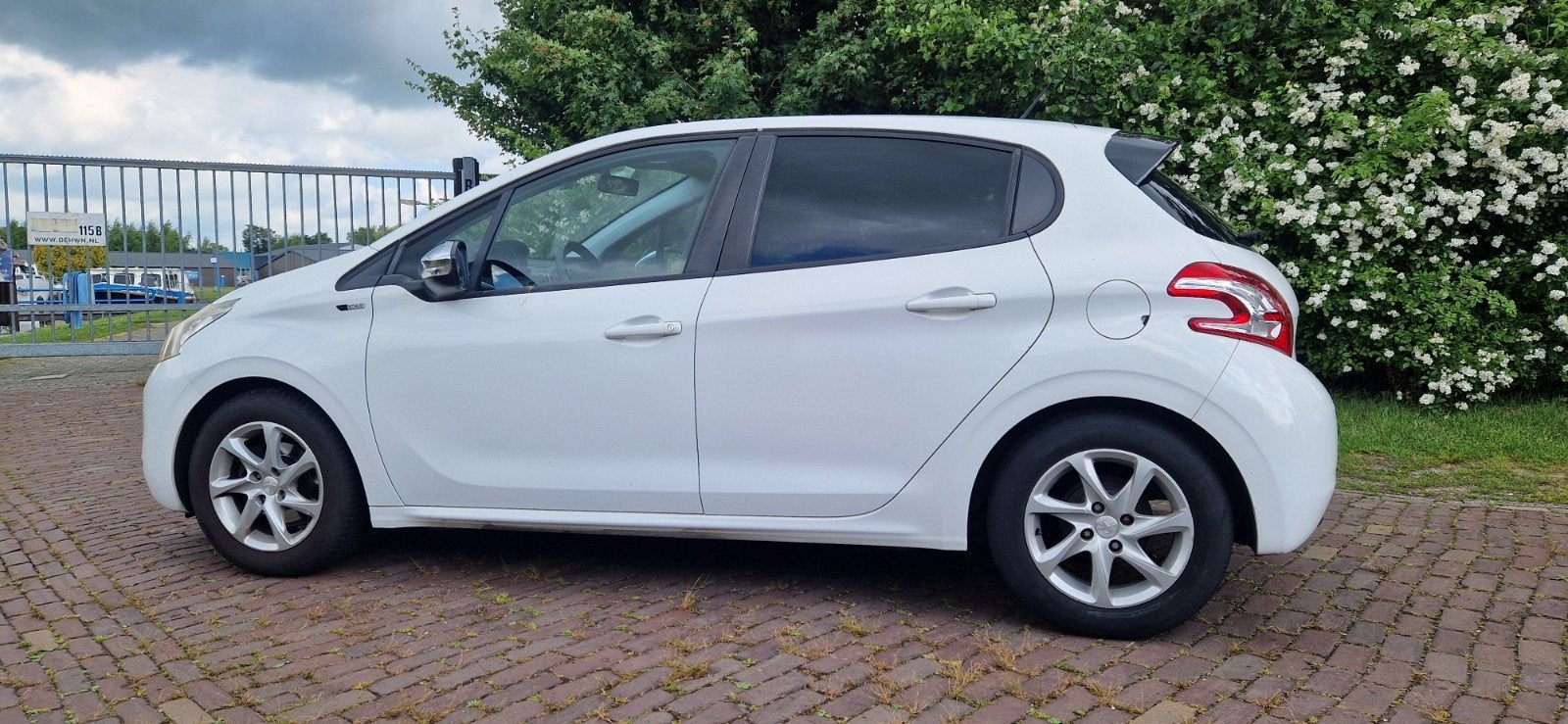 Peugeot 208 1.2 VTI 60KW 5 drs AUTOMAAT 2014 Wit NAVI Cruise, Auto's, Peugeot, 40 €/maand, Euro 6, 1199 cc, Wit