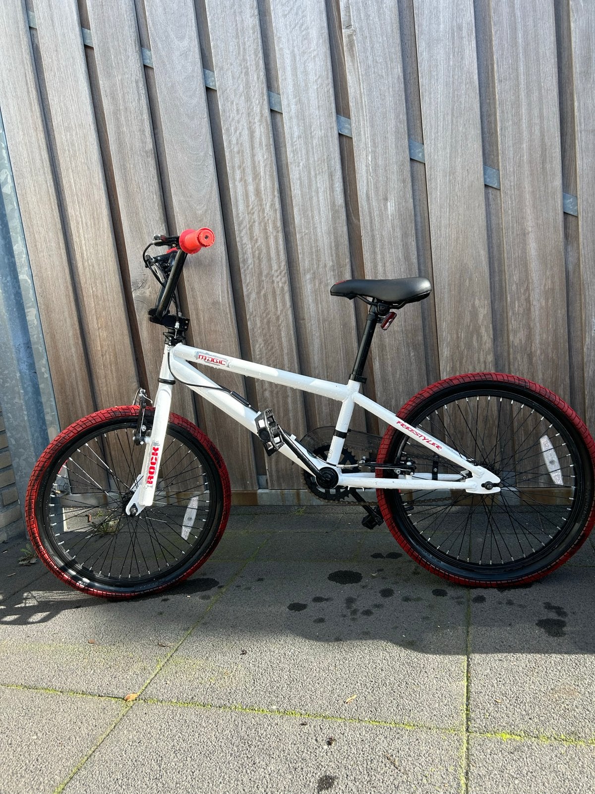 Magic Rock Freestyler BMX - Wit met rode banden, Ophalen, 24 inch of meer, Gebruikt, Staal