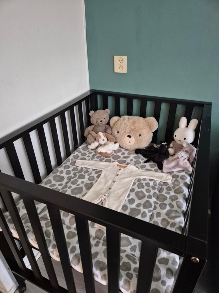 Zwarte box te koop met accessoires, Kinderen en Baby's, Ophalen, Gebruikt, Vierkant, Wieltjes