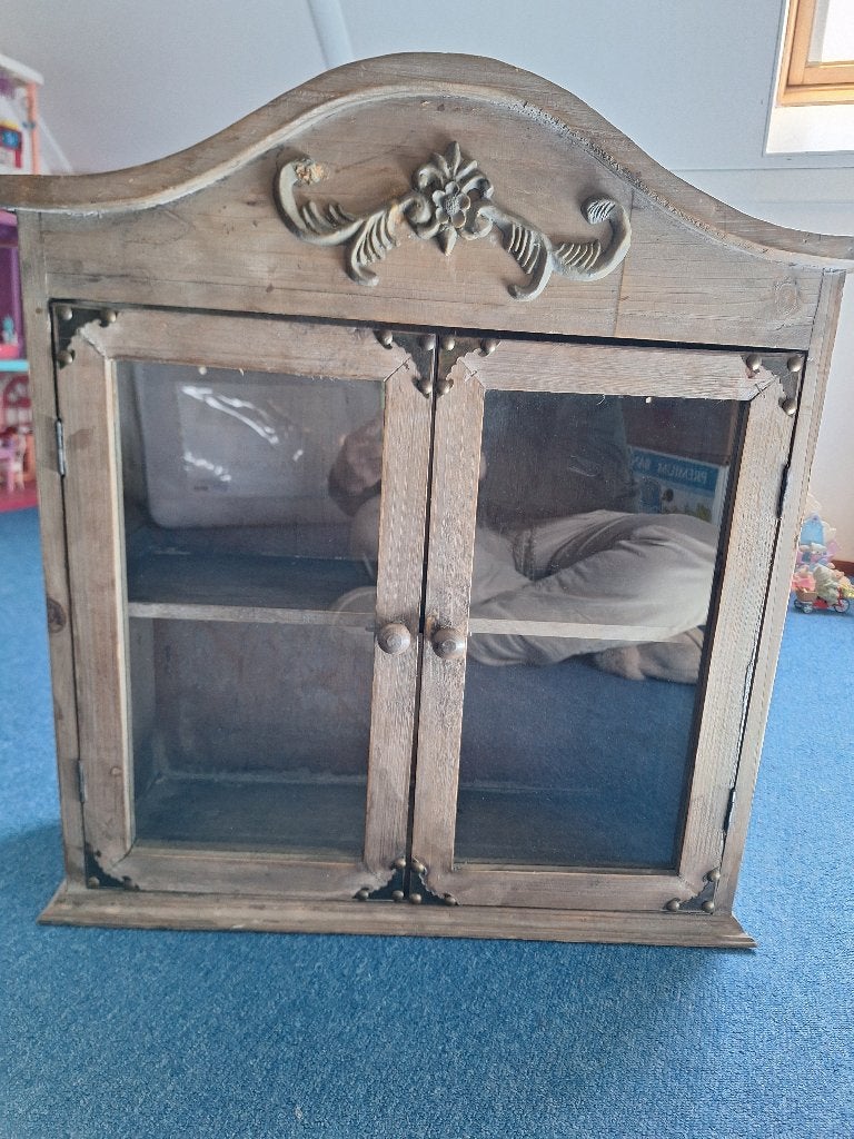Decoratief wandkastje met glazen deurtjes, Ophalen, Gebruikt