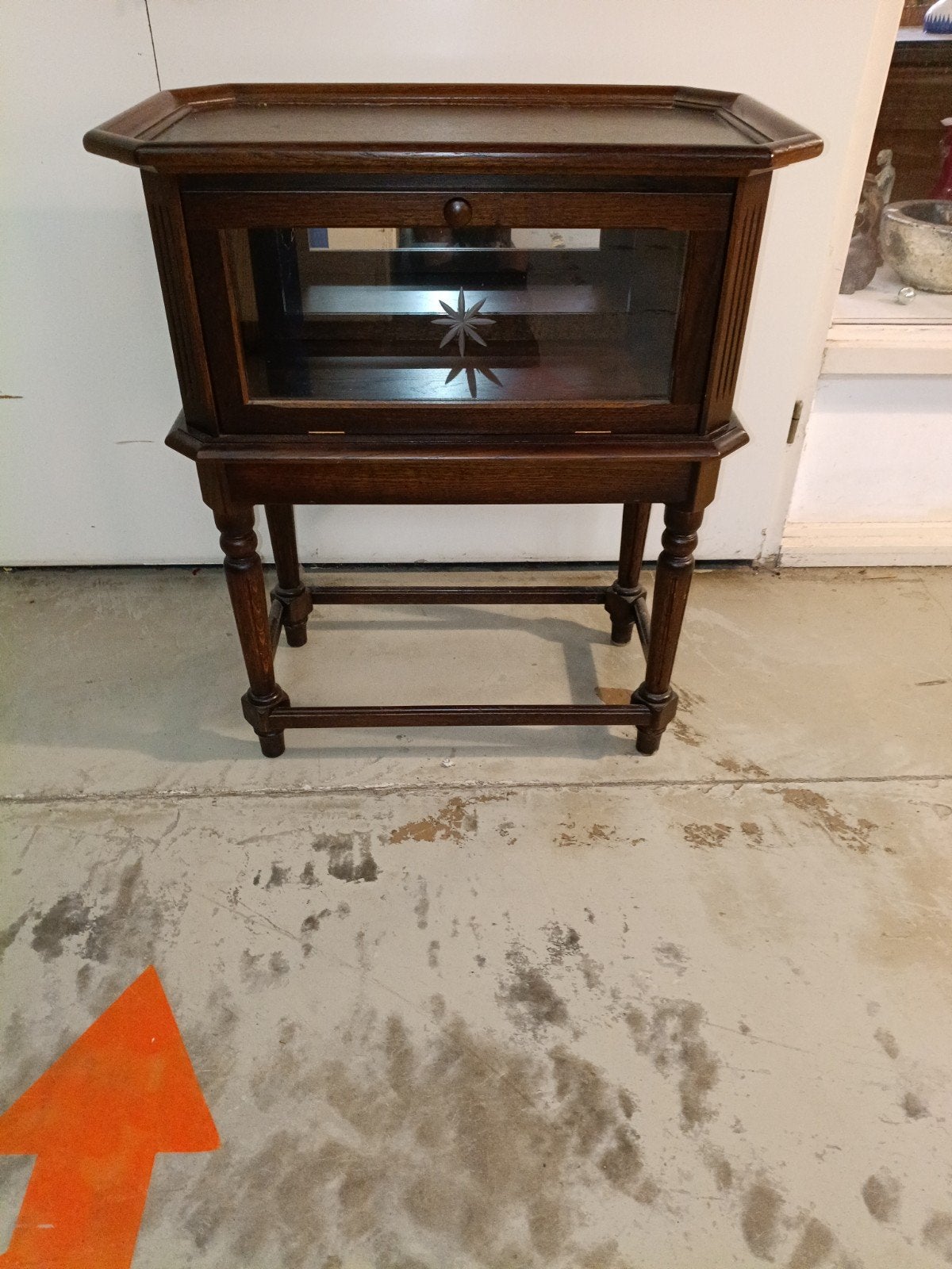 Antieke houten theekastje op poten, Ophalen