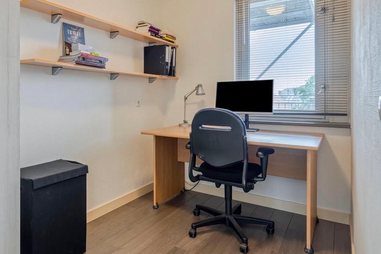 bureau met 2 boekenplanken en bureaustoel, Ophalen, Opbergruimte, Gebruikt, Hout