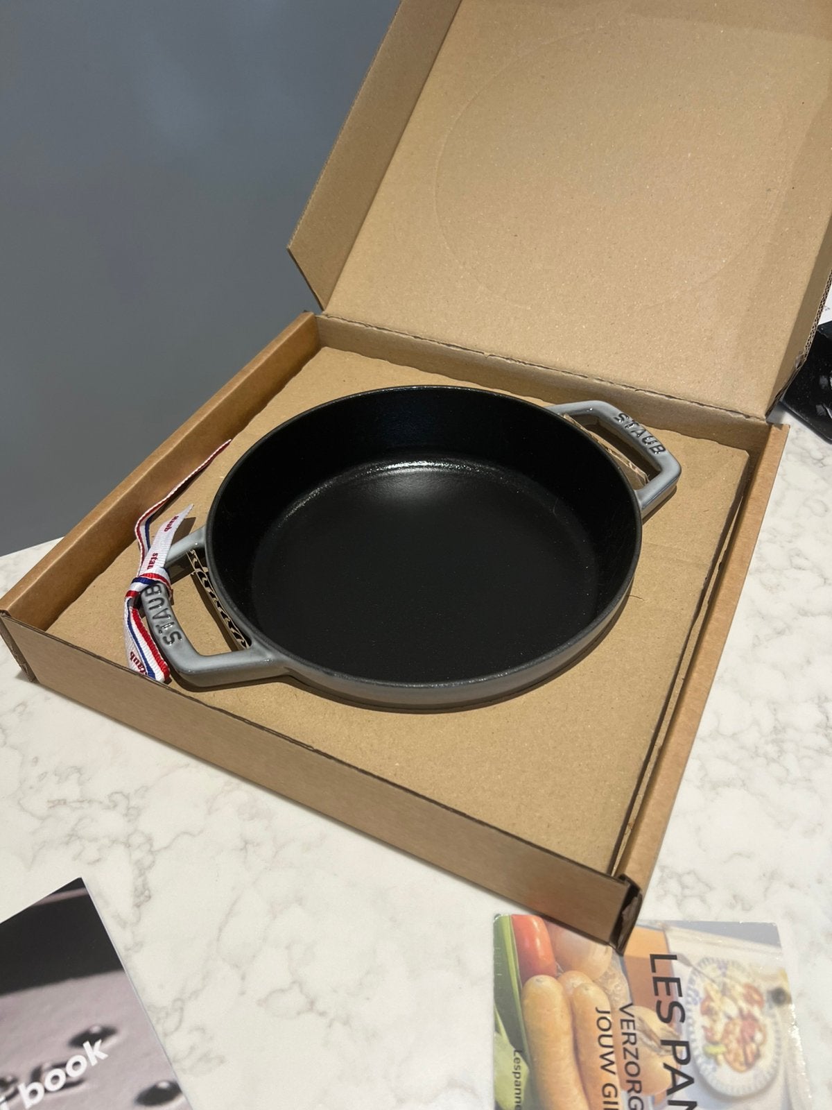 Nieuwe braiser van Staub 20 cm Graphite in de doos, Geschikt voor barbecue, Gietijzer, Overige typen, Nieuw