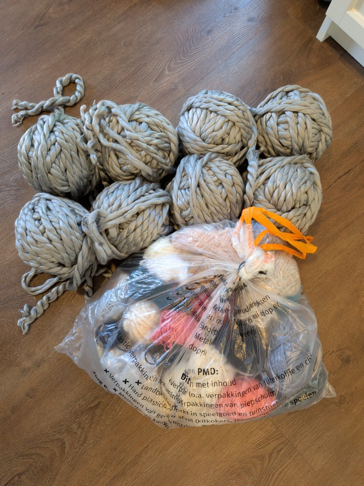 Garen en wol pakket: dikke grijze wol en restjes/bollen, Ophalen of Verzenden, Breien of Haken, Wol of Garen