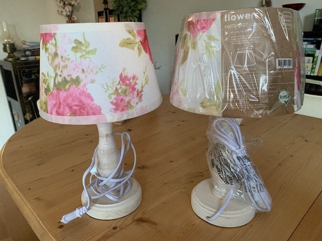 Te koop;2 romantische nieuwe tafellampjes met witte voetjes., Meerkleurig, Nieuw, Schemerlamp, Landelijk