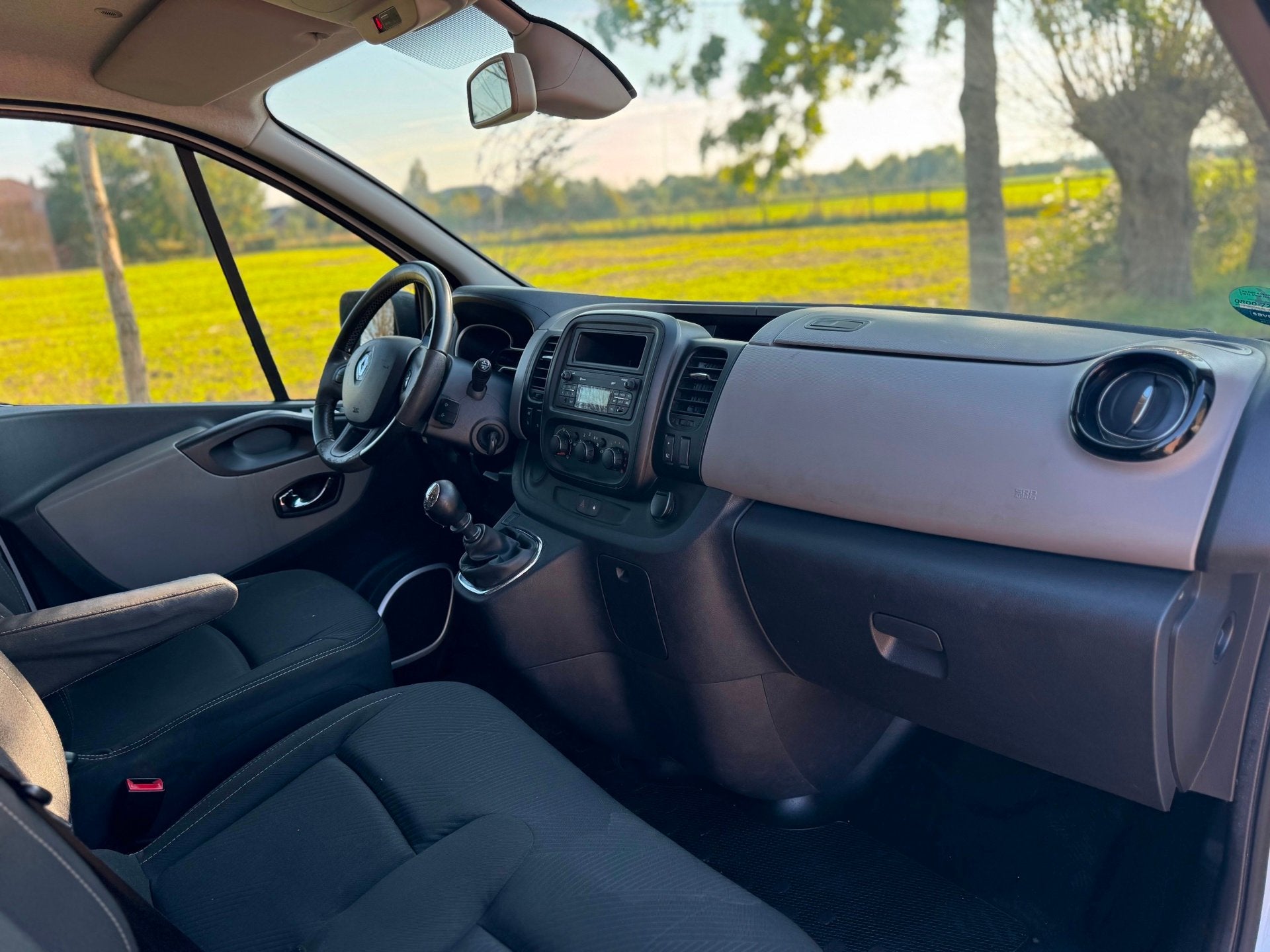 Renault Trafic 1.6 dCi T29 L2H1 DC 120PK CAMERA|PDC|CRUISE|A, Auto's, Voorwielaandrijving, Euro 5, Gebruikt, Zwart