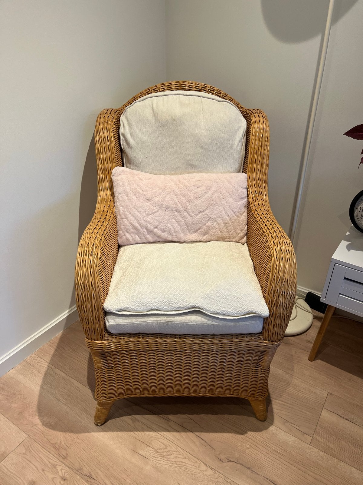 Rotan fauteuil met kussens, Huis en Inrichting, Ophalen, Gebruikt, 50 tot 75 cm, Riet of Rotan