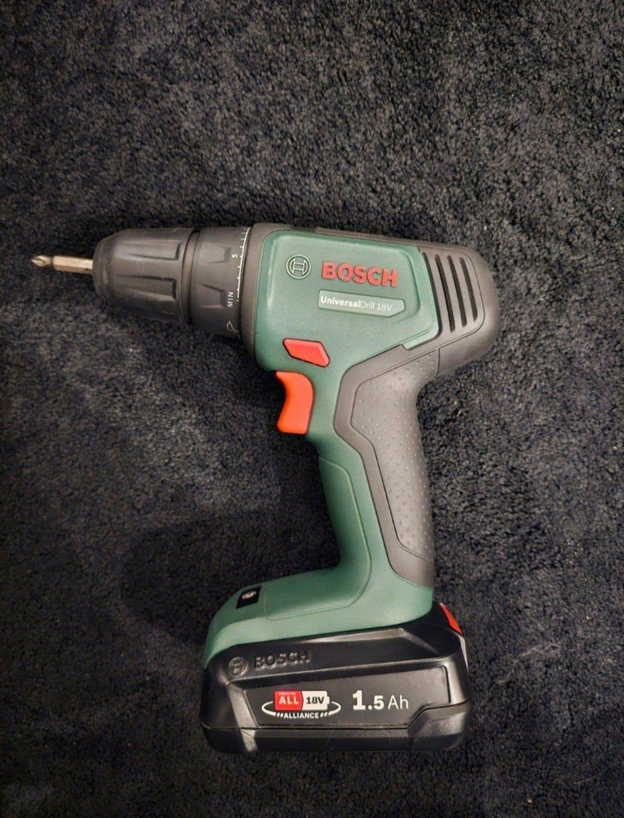 Bosch UniversalDrill 18V Accuboormachine/ 2 accu's en koff, Ophalen, 600 watt of meer, Variabele snelheid, Zo goed als nieuw