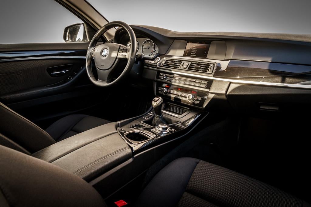 BMW 5 Serie 520i | Trekhaak | Climatronic | Cruise | Navigat, Euro 5, Gebruikt, Zwart, 4 cilinders