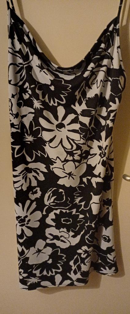 Zomerjurk 40/42 zwart witte bloemen nieuwstaat : goed doel, Maat 38/40 (M), Zwart, Ophalen of Verzenden, Zo goed als nieuw