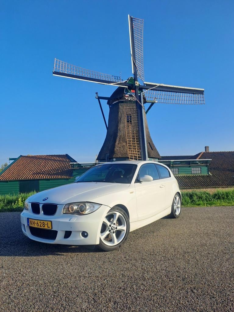 BMW 1-Serie 2.0 118I 3DR 2008 M pakket Wit, Auto's, BMW, 1-Serie, Achterwielaandrijving, 1995 cc, Zwart