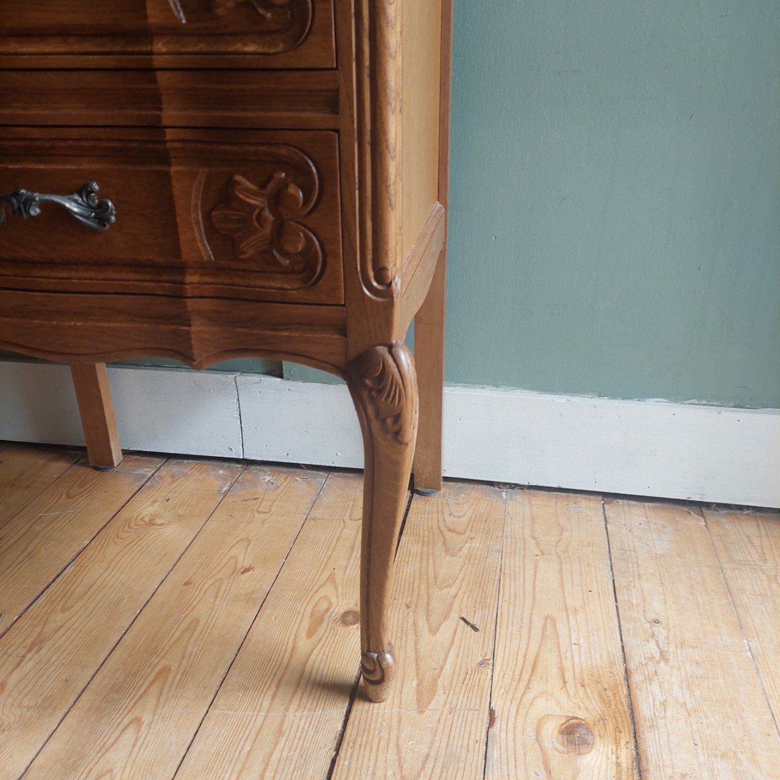 Lucky Vintage Frans houtsnijwerk ladekastje, Ophalen, ., 50 tot 100 cm, 3 of 4 laden