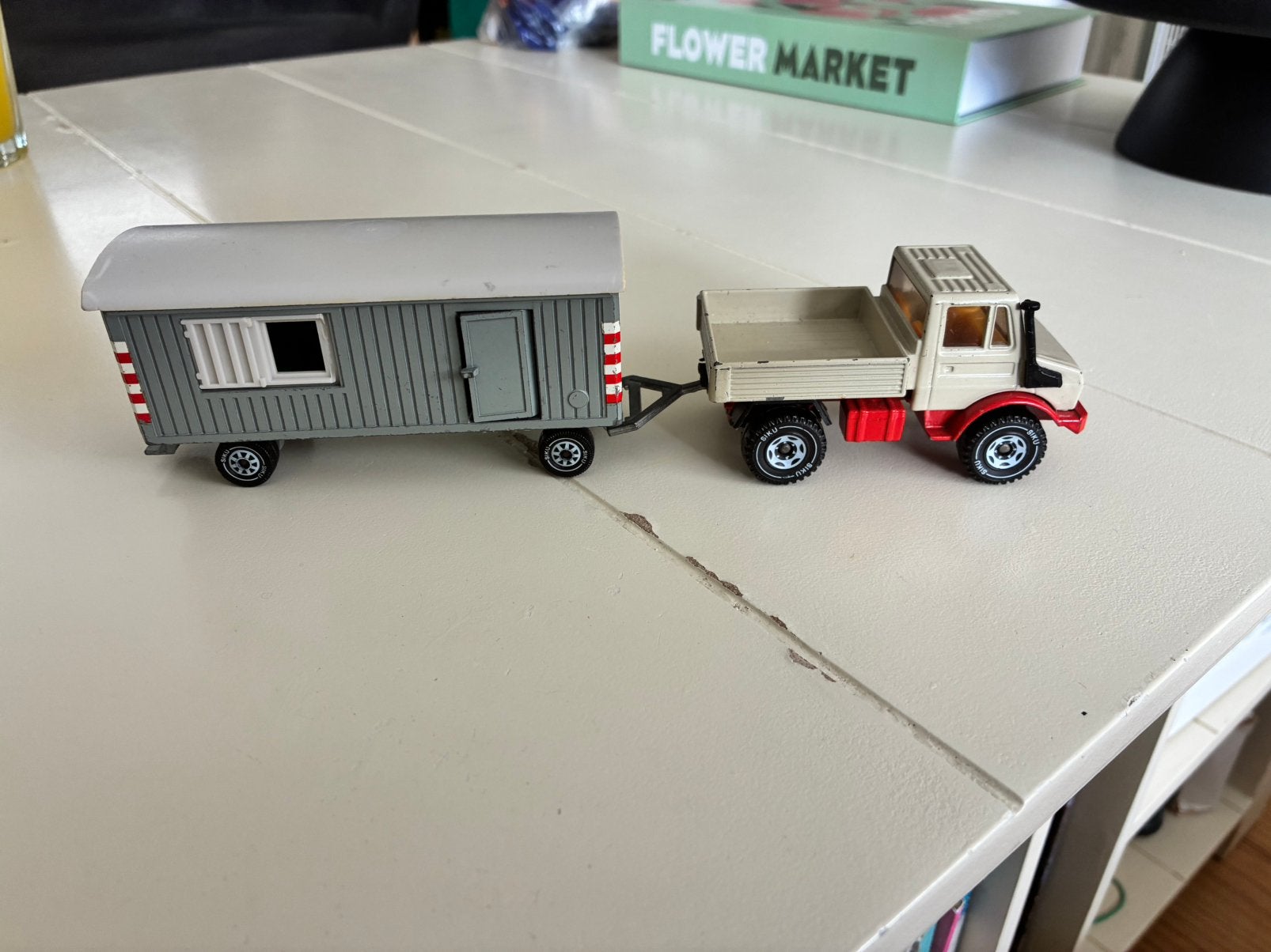 Siku Mercedes Unimog met schaftkeet, Ophalen of Verzenden, Zo goed als nieuw, Bus of Vrachtwagen