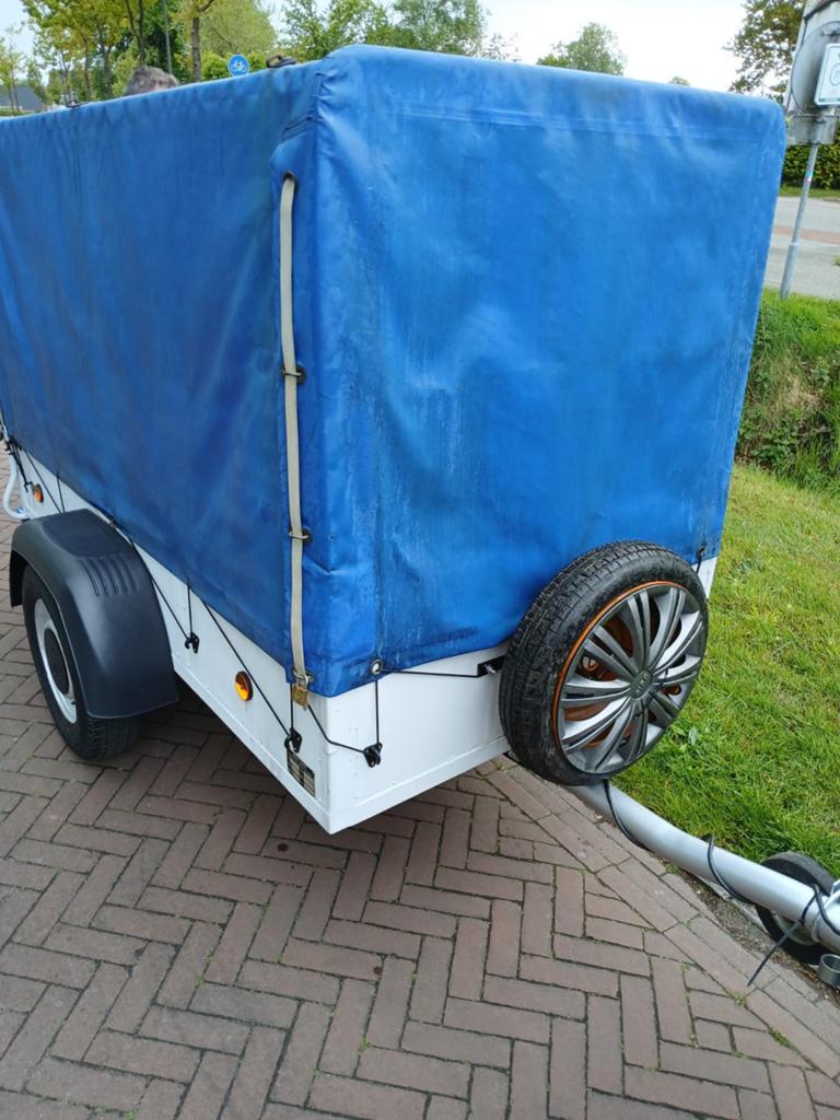 Een mooie aanhanger met huif, Ophalen