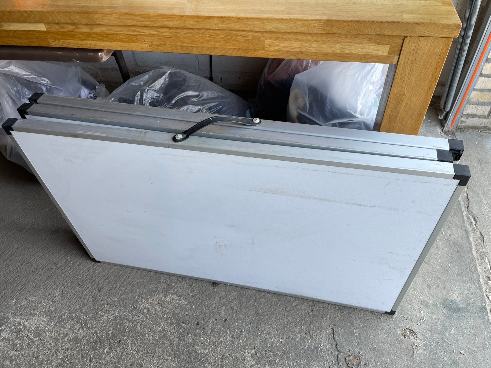 Behang tafel of voor rommelmarkt spullen vaste prijs 20 euro, Ophalen
