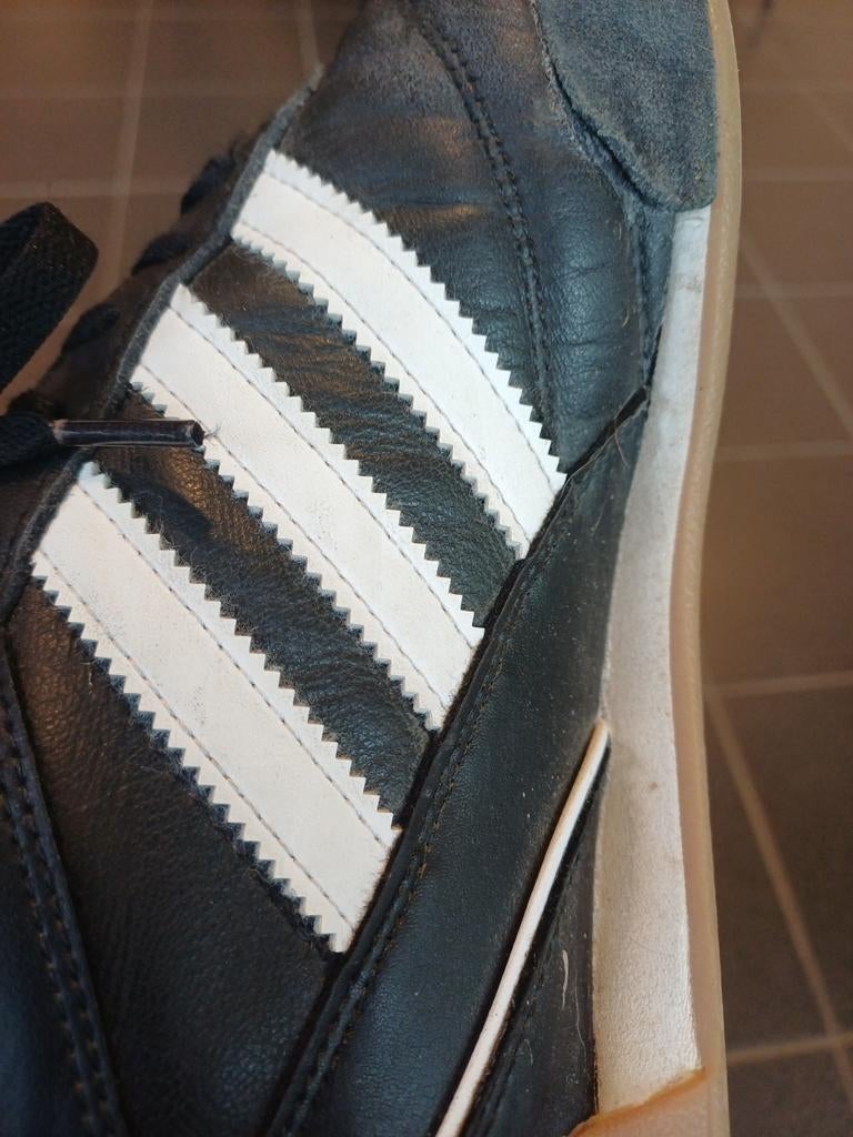Adidas Voetbalschoenen - Klassiek Zwart met Witte Strepen, Ophalen of Verzenden