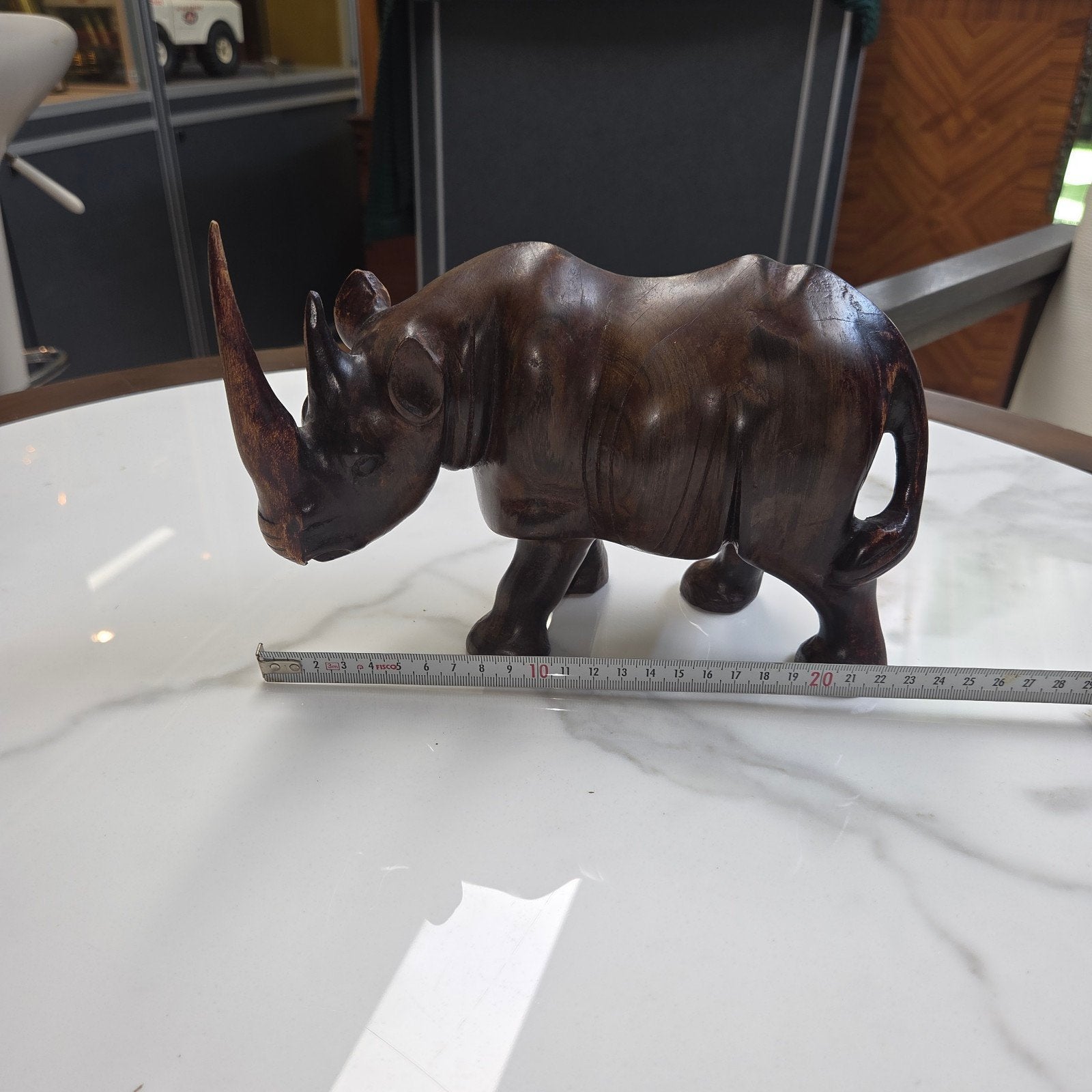 Handgesneden Neushoorn Houtsnijwerk - Tweekleurig, 25 cm, Antiek en Kunst, Houtsnijwerk, Ophalen of Verzenden, 20 - 50 cm, Hout