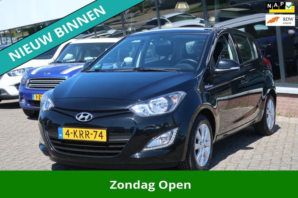 Hyundai I20 1.2i i-Deal LED_AIRCO_PDC_LMV_NAP., Gebruikt, 4 cilinders, Zwart, Origineel Nederlands