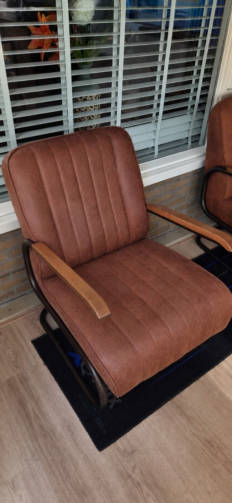 Mooie nette cognac kleurige fauteuil met houten armleuningen, Huis en Inrichting, Stoelen, Ophalen, Gebruikt, Bruin, Eén