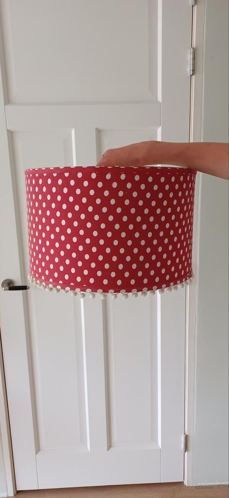 Rode lampenkap(hanglamp) met witte stippen en pompons, Huis en Inrichting, Ophalen of Verzenden, Zo goed als nieuw, Rood, Rond