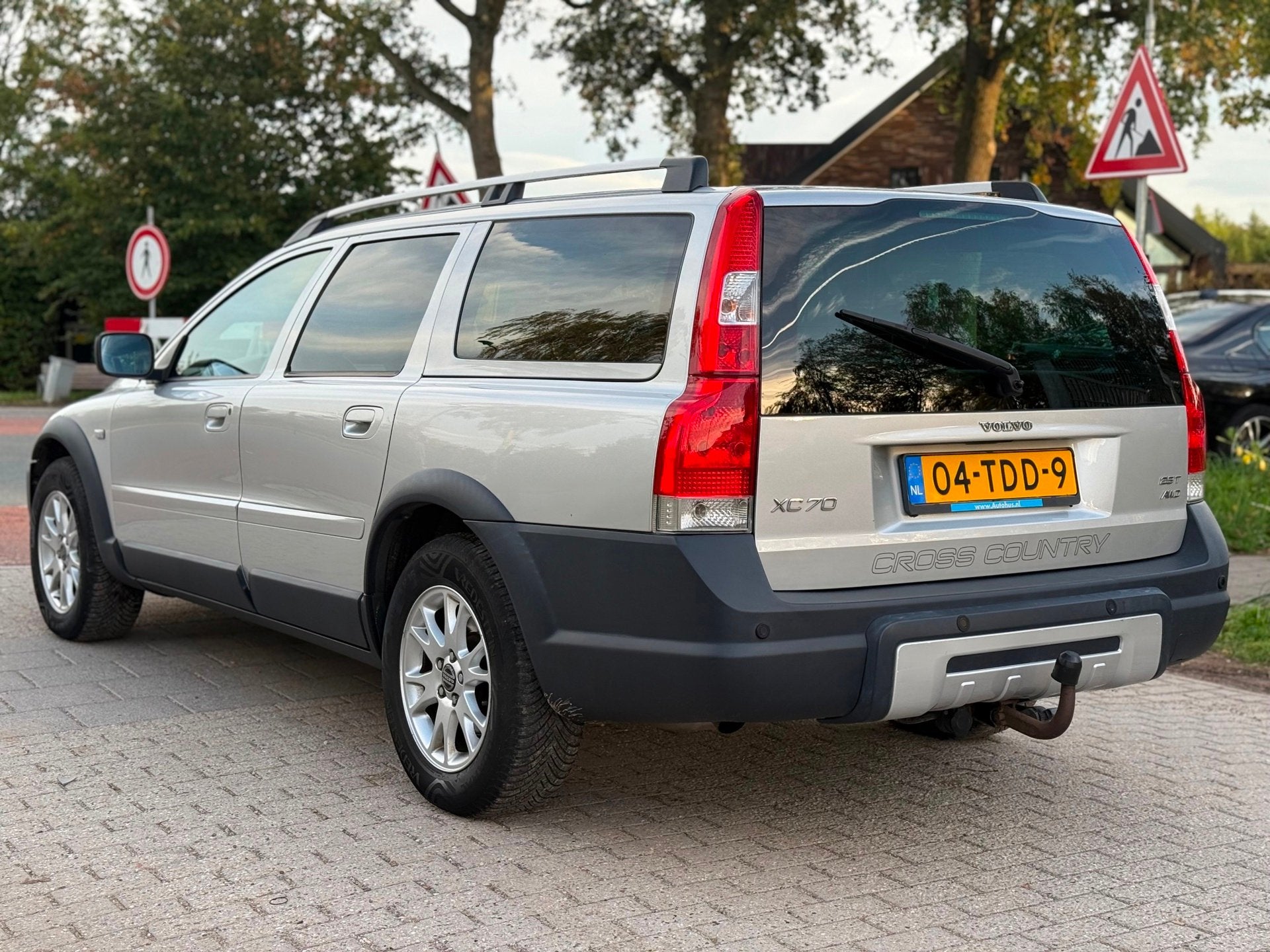 Volvo XC70 2.5 T Momentum AUTOMAAT AIRCO CRUISE LEDER PDC, Auto's, Automaat, Dealer onderhouden, XC70, 2521 cc