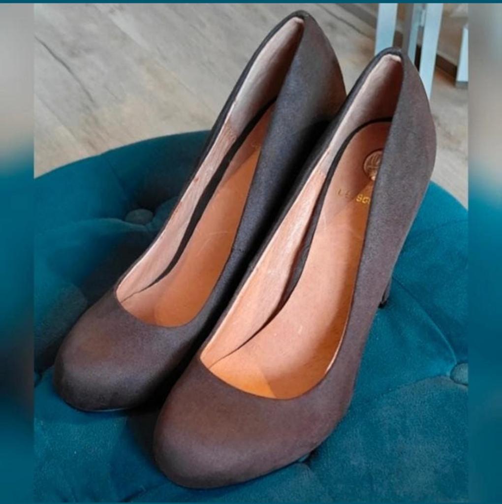 Stijlvolle bruin suede look pumps La Strada maat 39, Ophalen of Verzenden, Zo goed als nieuw, Bruin
