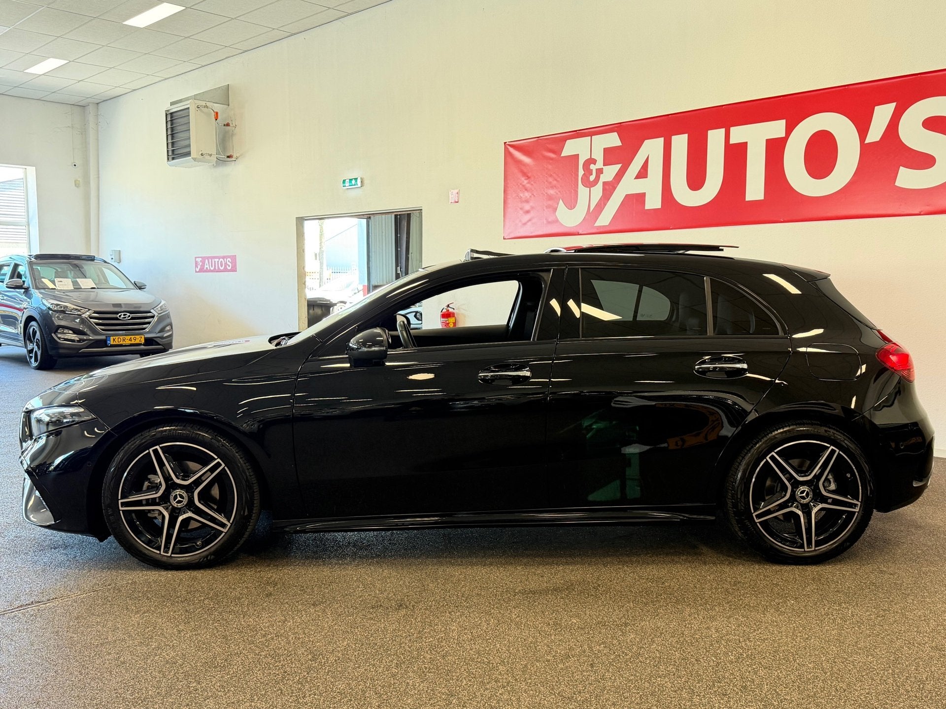 Mercedes-Benz A-klasse 200 AMG LINE|NAVIGATIE|CAMERA|PANODAK, Gebruikt, 4 cilinders, Met garantie (alle), Bedrijf