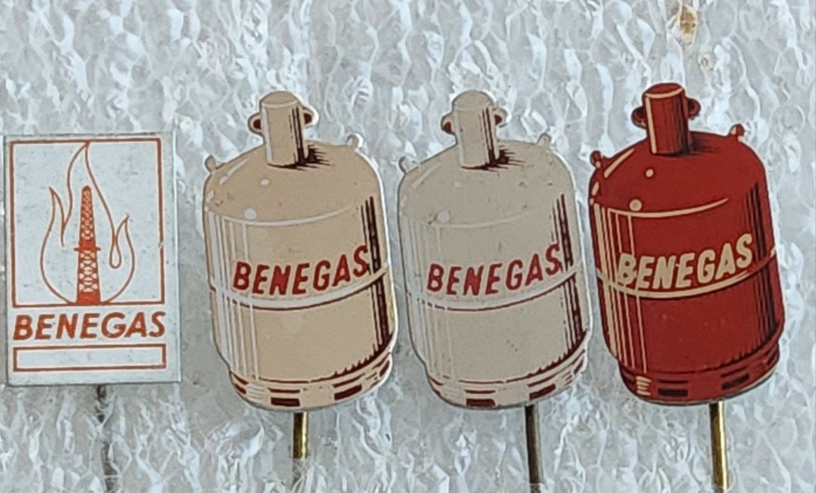 4 Benegas Speldjes - Vintage Gasfles en Logo, Verzamelen, Ophalen of Verzenden, Gebruikt, Overige onderwerpen, Speldje of Pin