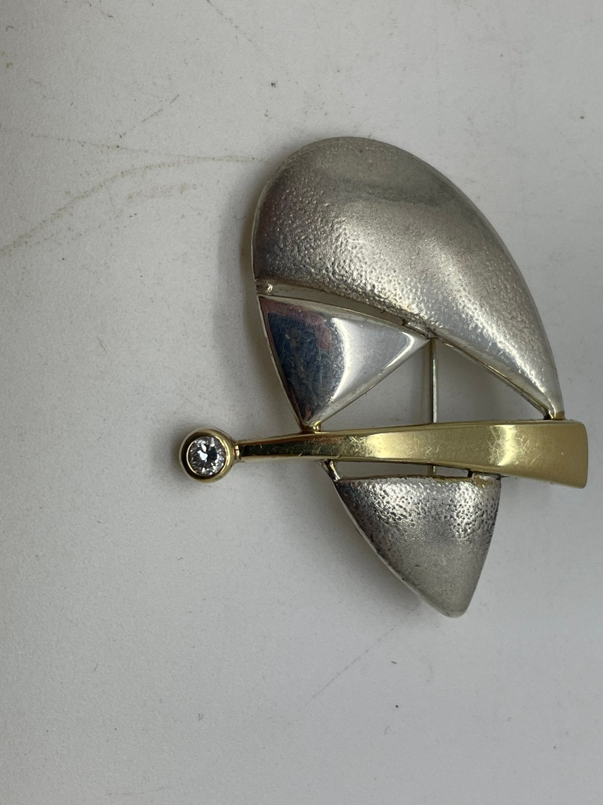 G345 Prachtige zilveren TEKA broche bicolor, Met kristal, Minder dan 4 cm, Ophalen of Verzenden, X