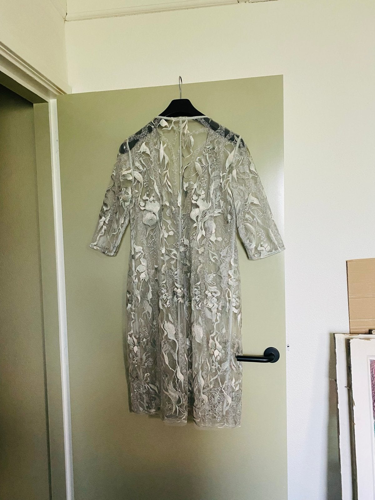 Elegante geborduurde jas/kimono met kraaltjes, Maat 38/40 (M), Ophalen of Verzenden, Knielengte, Grijs