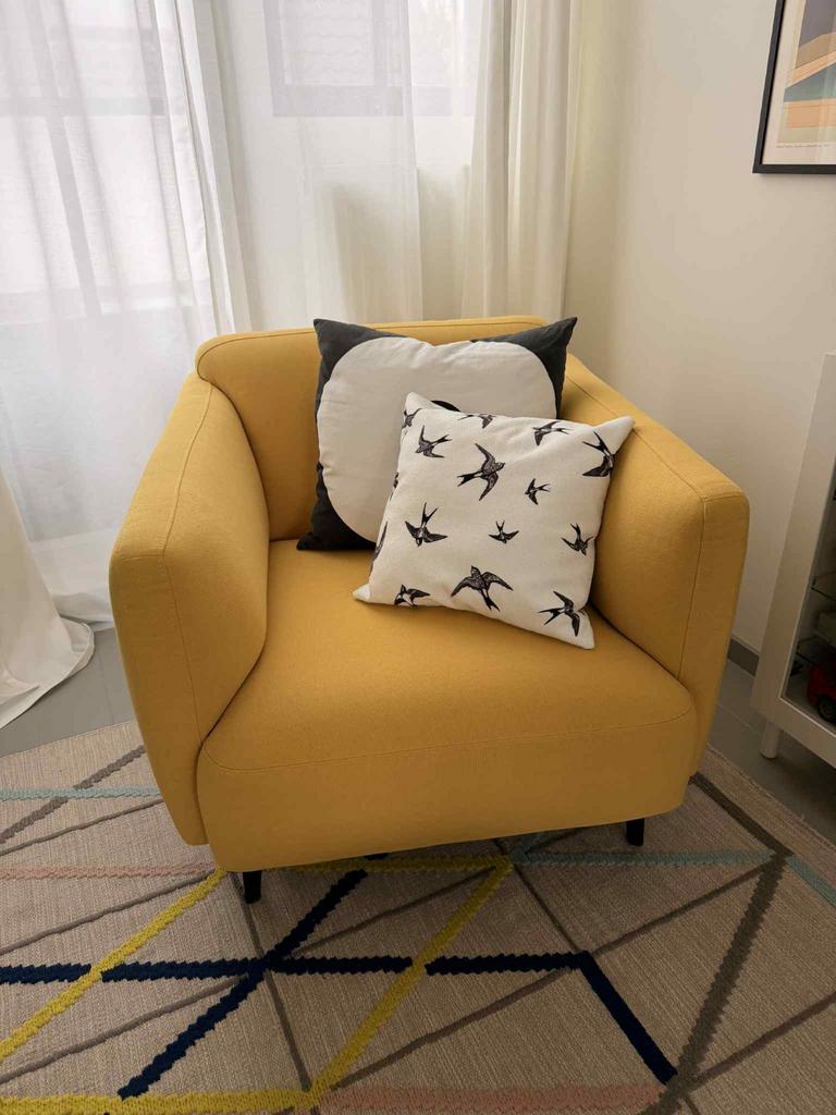 BoConcept Modena stoel - Geel/Mosterd - Nieuwstaat, Huis en Inrichting, Fauteuils, Zo goed als nieuw, Stof, 75 tot 100 cm, Ophalen