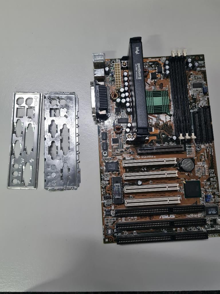 Moederbord - Asus P2B, Ophalen, Gebruikt